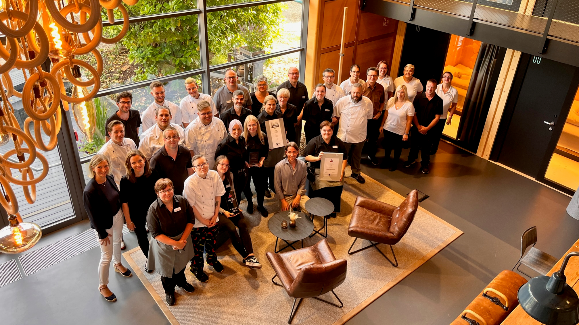 Teamfoto GymLodge, coolster Tagungsraum, komplettes CFK-Team