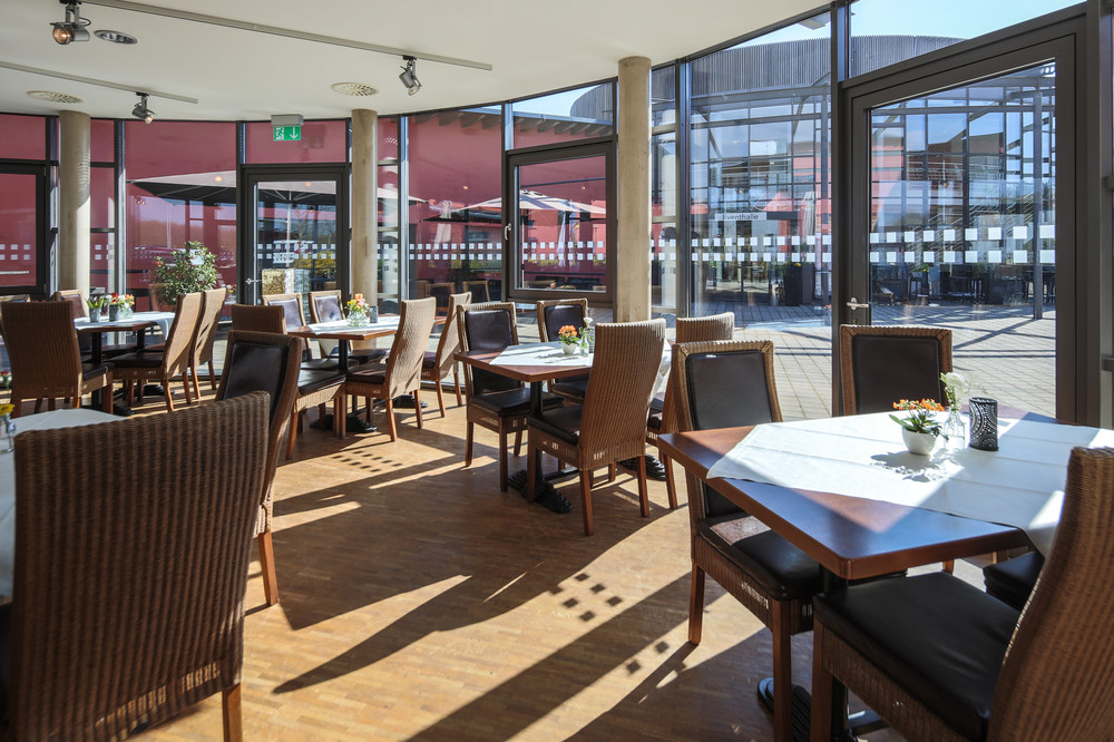Restaurant Innenbereich. Sonnenstrahlen durch die Fenster.