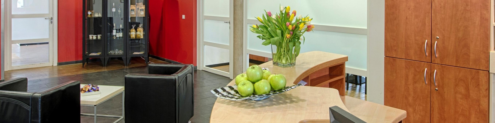 Rezeption mit Sitzhockern, Äpfel auf der Theke
